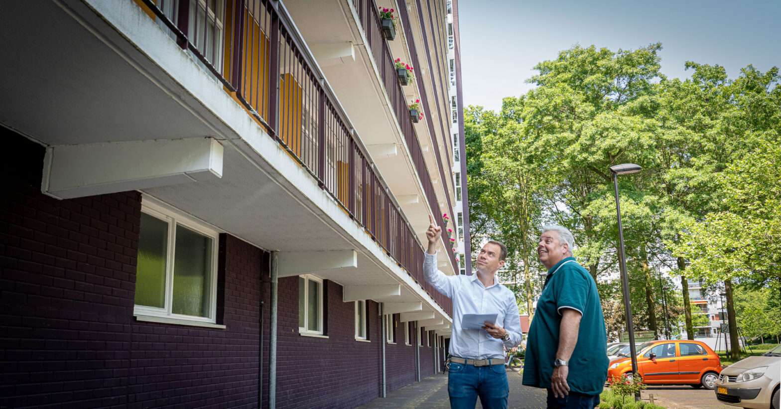 RPS projectleider staat bij vastgoed met klant