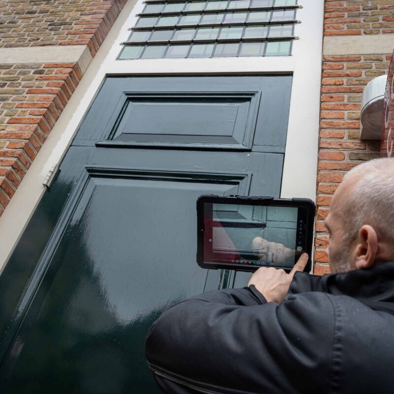 inspecteur inspecteert vastgoed middels een NEN 2767 conditiemeting op locatie