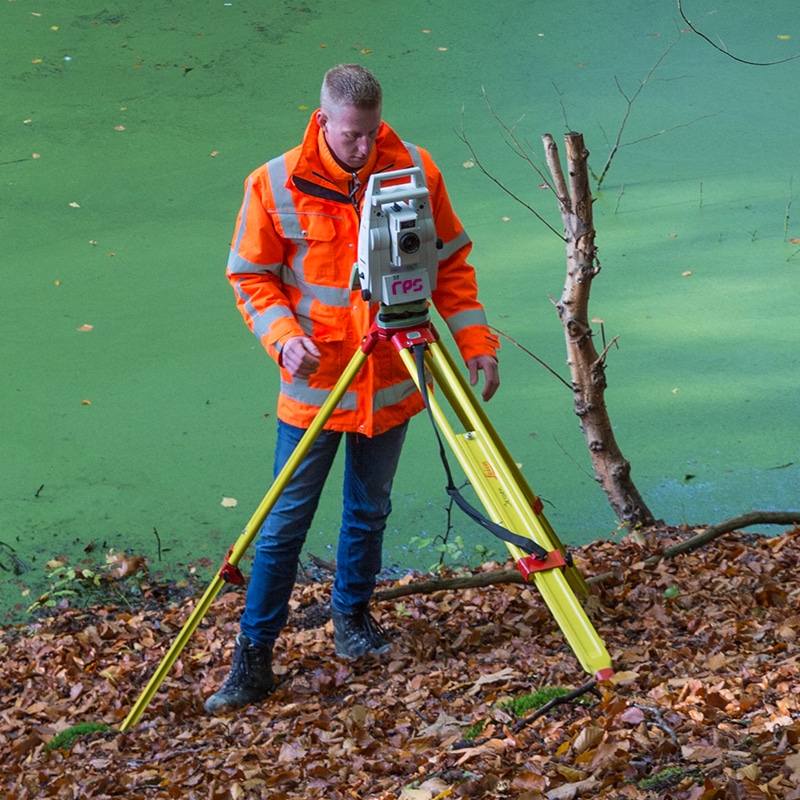 RPS-landmeter-aan-het-werk-in-het-veld-2