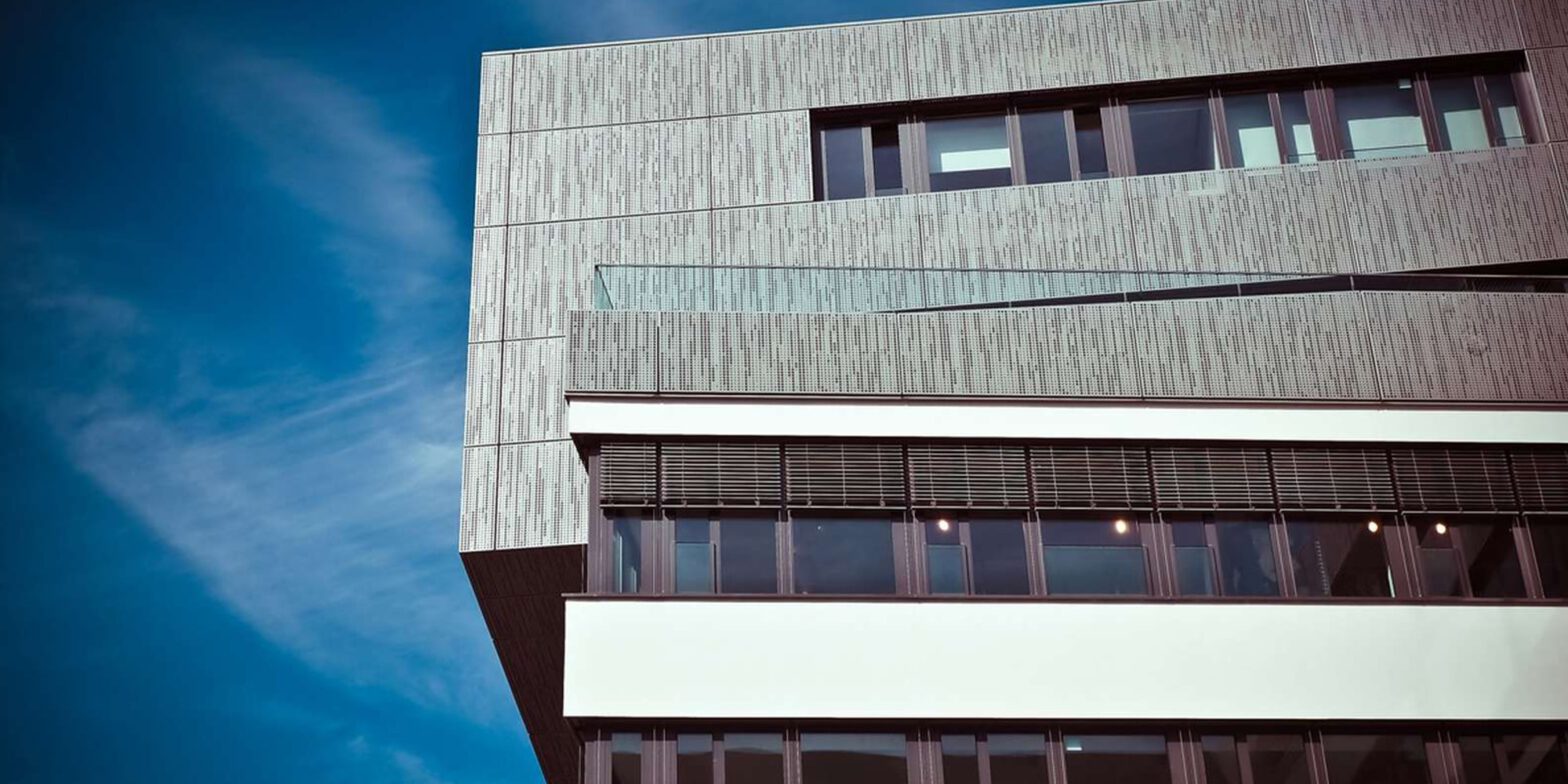 Kantoorpand met blauwe lucht - RPS Technische due diligence