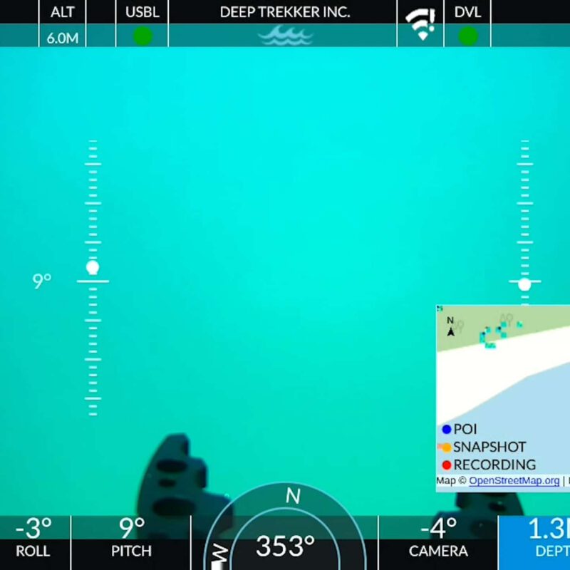 Positionering Het SeaTrac Ultra Short Baseline Locating-systeem (USBL) geeft de relatieve positie van de ROV weer. Waypoints kunnen tijdens werkzaamheden worden voorgeprogrammeerd. Soms zijn de omstandigheden onoverzichtelijk waardoor het belangrijk is om te weten waar de ROV zich bevindt. Zonder de mogelijkheid om GPS onder water te gebruiken, vertrouwen ROV’s op het gebruik van geluidstechnologie voor navigatie en lokalisatie. Snel en effectief nauwkeurige resultaten Een vergunning of ontheffing is (meestal) niet nodig voor deze vorm van inspectie. De onderwaterdrone is direct inzetbaar en levert nauwkeurige resultaten af. Zet de ROV in voor onder en bovenwaterinspectie conform NEN2767-4, CUR117:2020 of NEN13508-2 van oeverconstructies, (binnenstedelijke) kademuren, bouwputten, sifons, duikers, gemalen, in- en uitlaatwerken en watertanks. Ervaar de meerwaarde bij het checken van scheepsrompen, schroeven en blusvoorzieningen.