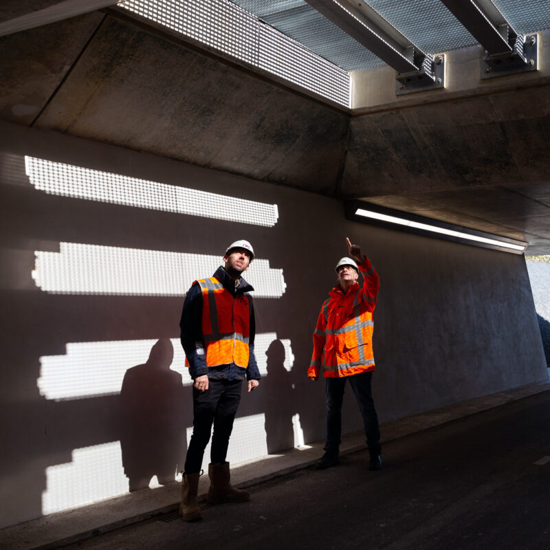 2 RPS Medewerkers in een voetgangerstunnel inspecteren het werk na oplevering
