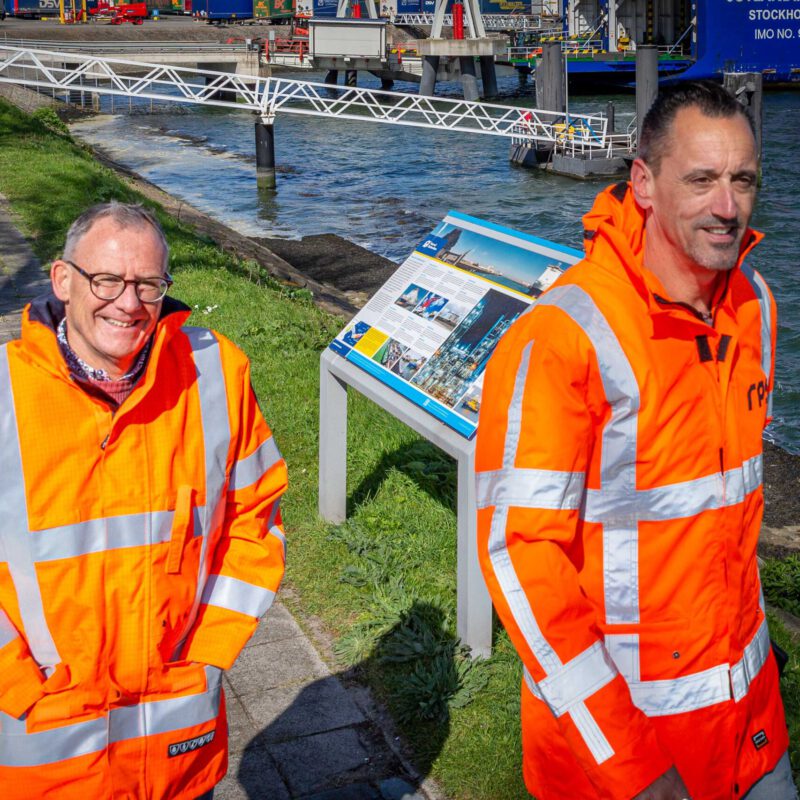 Bodemadviseur Thomas Ligtenberg en medewerker veiligheid en kwaliteit Peter Broers