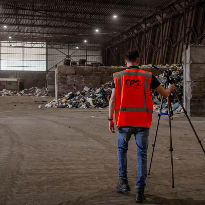 Arbeidshygienst van RPS voert arbeidshygiënisch onderzoek middels metingen uit bij afvalverwerker