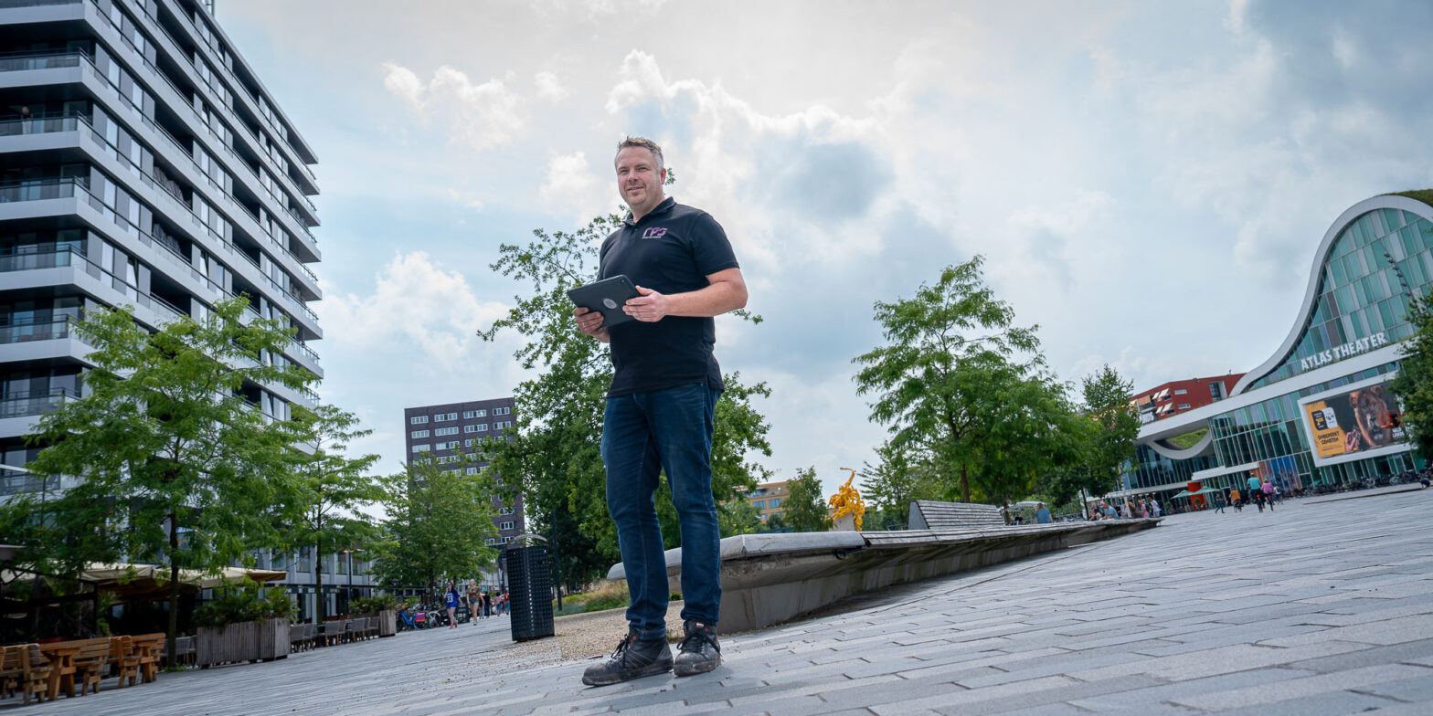 RPS inspecteur die op een plein staat