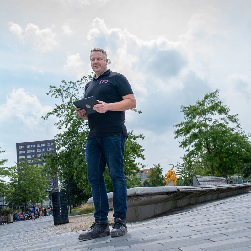 RPS inspecteur die op een plein staat