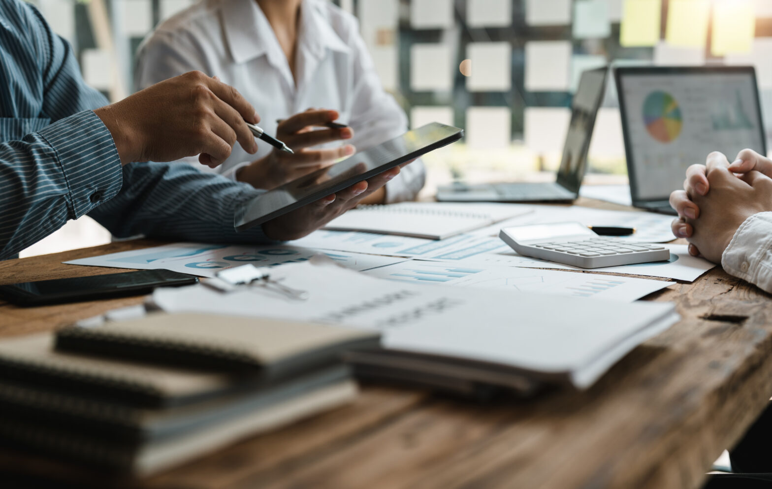 Drie medewerkers in een vergadering over detachering